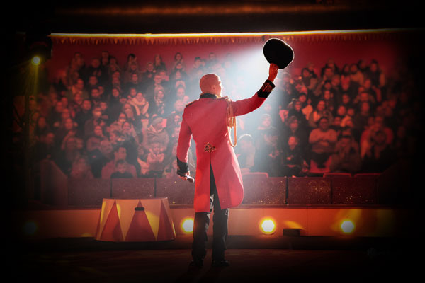 Wolf Fisher’s Magic Circus ist eine interaktive Show voller Magie, humorvollen Mitmachelementen und Artistik. Als Ringmaster führt Wolf Fisher durch ein neuartiges, flexibles Showformat.