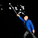 Wolf Fisher begeistert im Magic Circus mit einem spektakulären Kartenstunt: Mit Geschicklichkeit und Schnelligkeit sticht er eine bestimmte Karte aus einer Wolke von Spielkarten