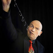 Wolf Fisher´s außergewöhnliche Darbietung mit aufgefädelten Angelhaken, Spannung, Spaß und Verblüffung – ein magisch-zirzensisches Highlight voller Nervenkitzel und Humor.