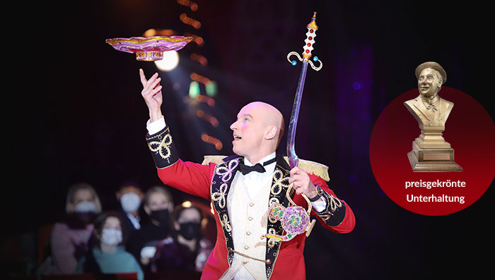 Wolf Fisher: klassische Kristallbalance | Foto: Nicole Messer Wolf Fisher als Ringmaster im Circus wirbelt eine Glasschüssel bei seiner klassischen Glasbalancenummer durch die Luft.