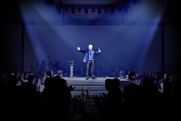 Professionelles Entertainment mit Wolf Fisher, Begeisterung auf großer Eventbühne.