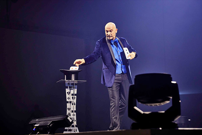 Wolf Fisher zeigt Kartenzauberei, die das ganze Publikum mit einbezieht
Meta: Wolf Fisher begeistert auf Corporate Events mit interaktiver humorvoller Zauberkunst.
